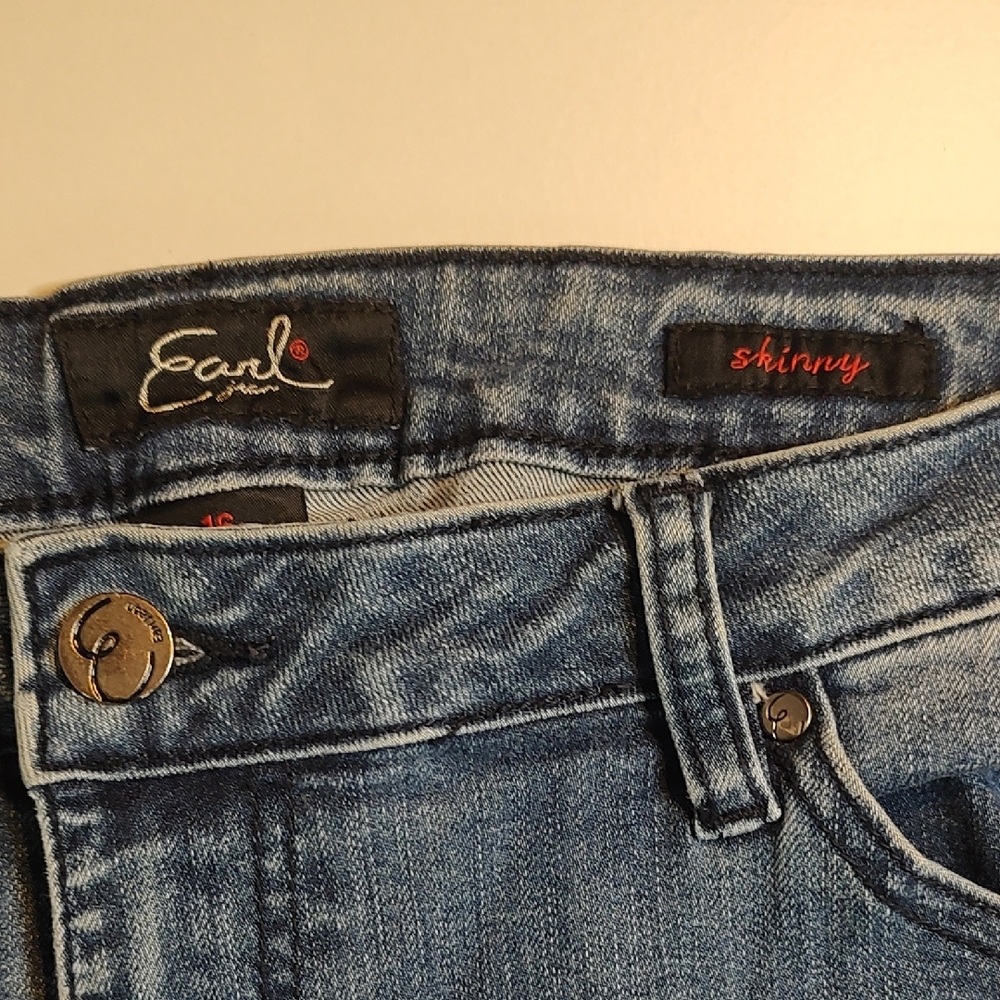 Earl Jeans Blue Cropped Jeans with Black Floral Embroidery - Picture 4 of 9